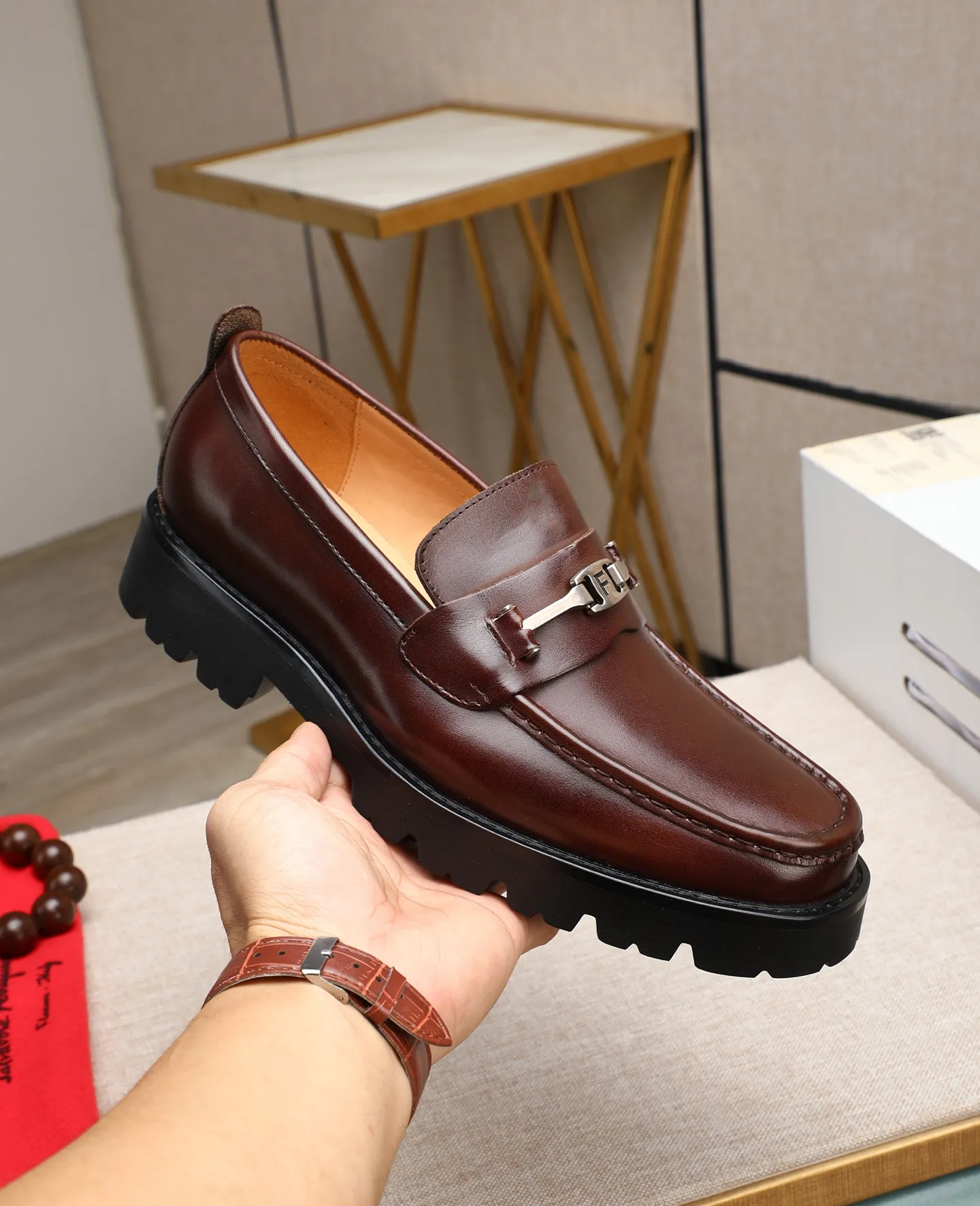 Men's shoes 💰500 📛📛(water-dyed cow lining) Salvatore Ferragamo high-end (Salvatore Ferragamo) is the top international luxury footwear brand. It comes from the fashion kingdom of Italy. It is famous all over the world for its traditional handmade design and novel styles...🚶🏻🚶🏻New suit shoes are available simultaneously at the counter. This model is purely handmade. The fabric is imported Italian calfskin➕soft water-dyed cowhide lining. Original authentic outsole🌀🌀Size: 38➖44.